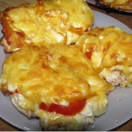 Филе кур запеченное под сыром с помидором